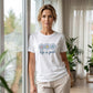 👕 Koszulka „Life is Good” – z nadrukiem stokrotek, wykonana w 100% z bawełny, o luźnym kroju, niosąca pozytywne przesłanie 🌼