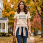👕 Koszulka „Life is Good” – z nadrukiem stokrotek, wykonana w 100% z bawełny, o luźnym kroju, niosąca pozytywne przesłanie 🌼