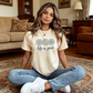 👕 Koszulka „Life is Good” – z nadrukiem stokrotek, wykonana w 100% z bawełny, o luźnym kroju, niosąca pozytywne przesłanie 🌼