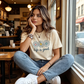 👕 Koszulka „Life is Good” – z nadrukiem stokrotek, wykonana w 100% z bawełny, o luźnym kroju, niosąca pozytywne przesłanie 🌼