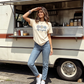 👕 Koszulka „Life is Good” – z nadrukiem stokrotek, wykonana w 100% z bawełny, o luźnym kroju, niosąca pozytywne przesłanie 🌼