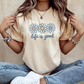 👕 Koszulka „Life is Good” – z nadrukiem stokrotek, wykonana w 100% z bawełny, o luźnym kroju, niosąca pozytywne przesłanie 🌼