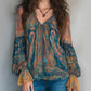 Elegancka bluzka w stylu boho z falbanami i paisley