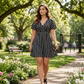 Sukienka z dekoltem w serek w pionowe paski w rozmiarze plus size