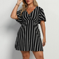 Sukienka z dekoltem w serek w pionowe paski w rozmiarze plus size