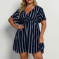 Sukienka z dekoltem w serek w pionowe paski w rozmiarze plus size
