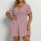 Sukienka z dekoltem w serek w pionowe paski w rozmiarze plus size