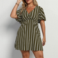 Sukienka z dekoltem w serek w pionowe paski w rozmiarze plus size